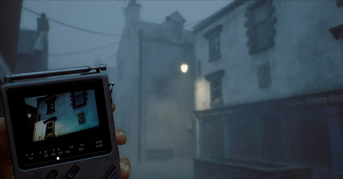 Simon holding the CRTV device on a foggy street in Silent Hill Townfall
