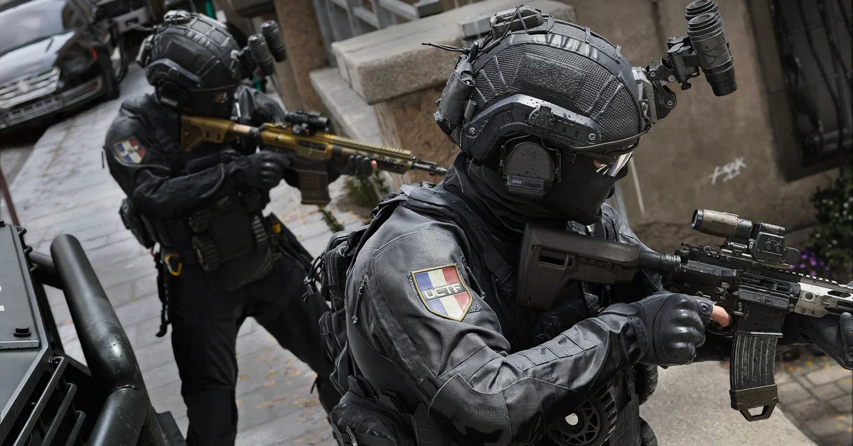 Two special forces operators advancing down a city street in Call of Duty Modern Warfare 4